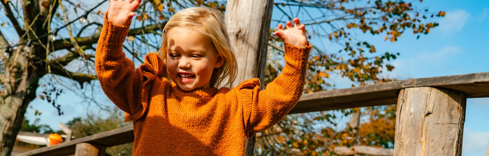 Hoera we mogen weer naar de camping meisje zwaait oranje bakkum