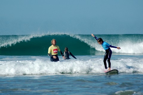 Surfles op het strand tijdens het strandkamp in het water van DJUS De Jongens Uit Schoorl van Quiksilver Surfschool
