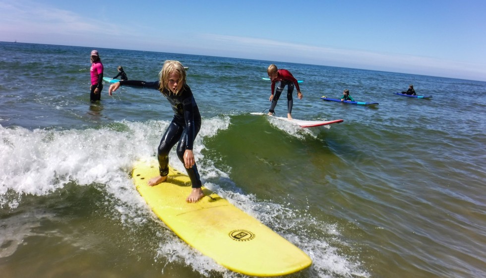 DJUS Quiksilver surfschool surflessen golven strand